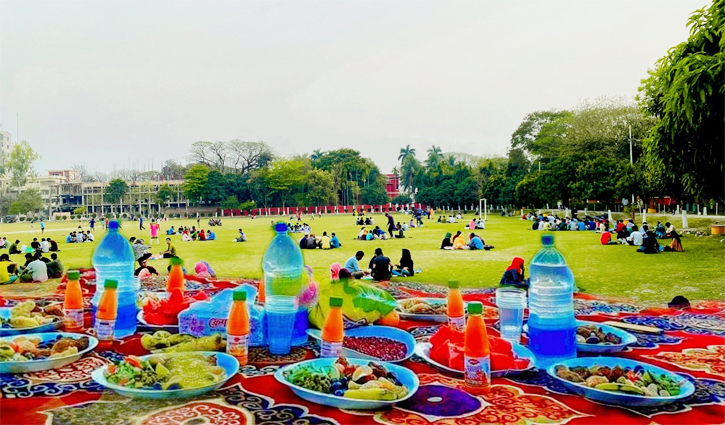 সম্প্রীতির ইফতারে মুখর রাজশাহী কলেজ ক্যাম্পাস