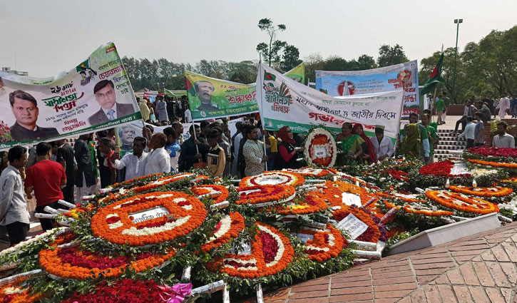 শ্রদ্ধার ফুলে ভরে উঠেছে স্মৃতিসৌধের বেদি