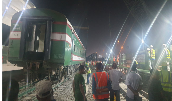 সাড়ে ৪ ঘণ্টা পর ব‌গি উদ্ধার, ট্রেন চলাচল স্বাভা‌বিক