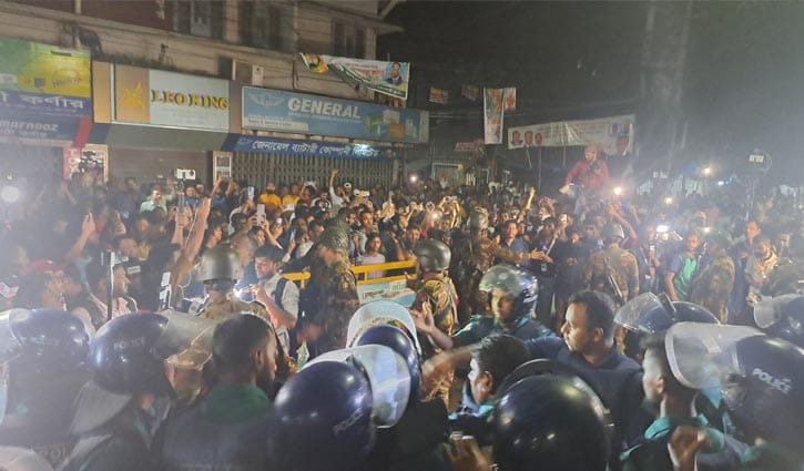 পালিয়েছেন নেতাকর্মীরা, ছাত্র-জনতার দখলে জাতীয় পার্টি কার্যালয় পালিয়েছেন নেতাকর্মীরা, ছাত্র-জনতার দখলে জাতীয় পার্টি কার্যালয়