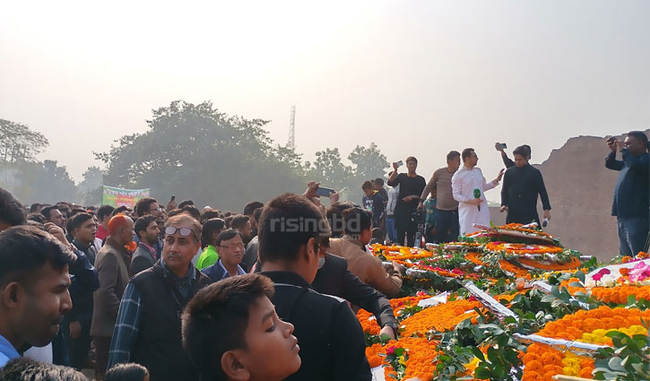 জাতির শ্রেষ্ঠ সন্তানদের প্রতি সর্বস্তরের মানুষের শ্রদ্ধা