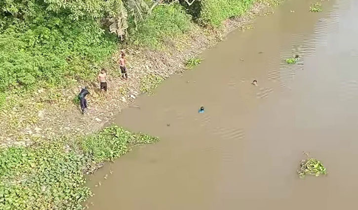 নদীতে কাগজের নৌকা ভাসাতে গিয়ে স্রোতের টানে শিশু নিখোঁজ