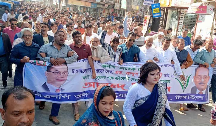 গ্রেনেড হামলার মামলায় পিন্টুর খালাসের খবরে মিষ্টি বিতরণ