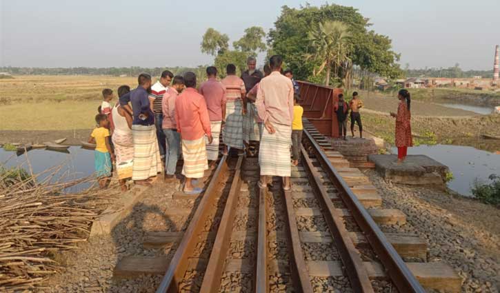 রেললাইনে হেঁটে যাওয়া বৃদ্ধ ট্রেনের ধাক্কায় নিহত