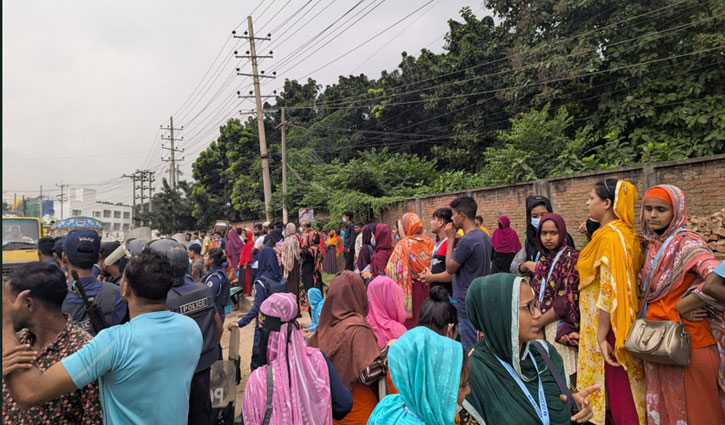 আশুলিয়ায় বেতন বৃদ্ধির দাবিতে পোশাক শ্রমিকদের বিক্ষোভ