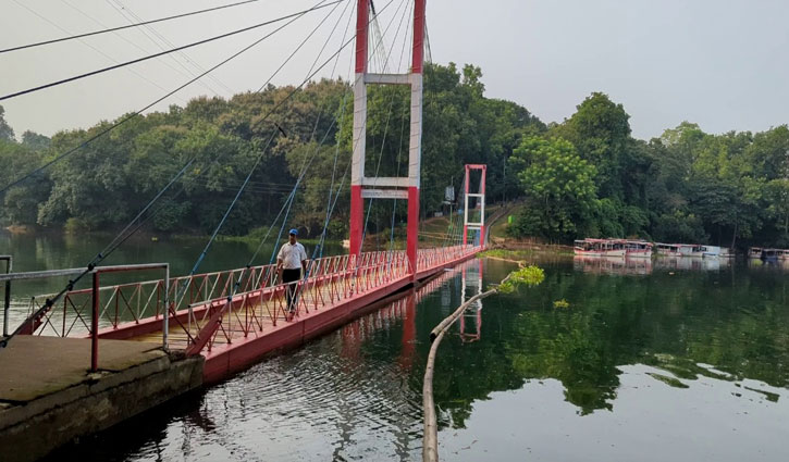 ৫৬ দিন পর পানি নেমে দৃশ্যমান ঝুলন্ত সেতু 