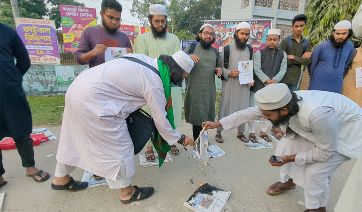 বাকৃবি ও যবিপ্রবিতে দুই দৈনিক পুড়িয়ে বিক্ষোভ