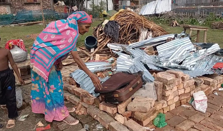 ট্রাকে আস্ত ঘর তুলে নিলো আ.লীগ নেতা, খোলা আকাশের নিচে অসহায় পরিবার