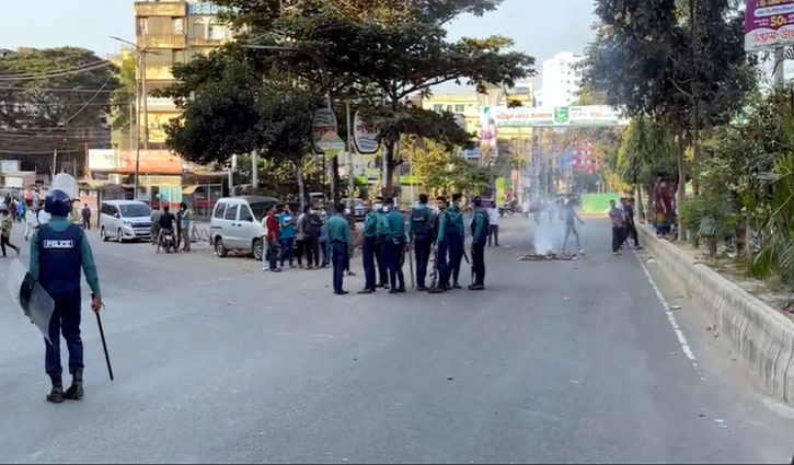 চিন্ময় অনুসারীদের সঙ্গে চট্টগ্রামে পুলিশের সংঘর্ষ