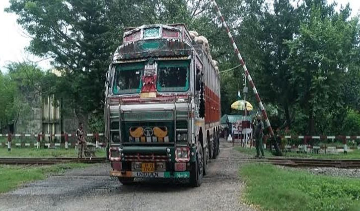 হিলিতে ভারত থেকে এলো পেঁয়াজ ও আলু