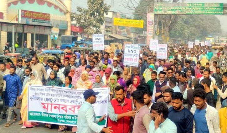 বীরগঞ্জের ইউএনওকে প্রত্যাহারের দাবিতে মহাসড়ক অবরোধ