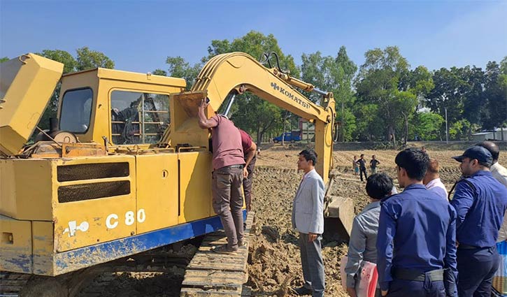 এক্সকাভেটর রেখে পালানোর পর ব্যাটারি নিয়ে এলেন ইউএনও