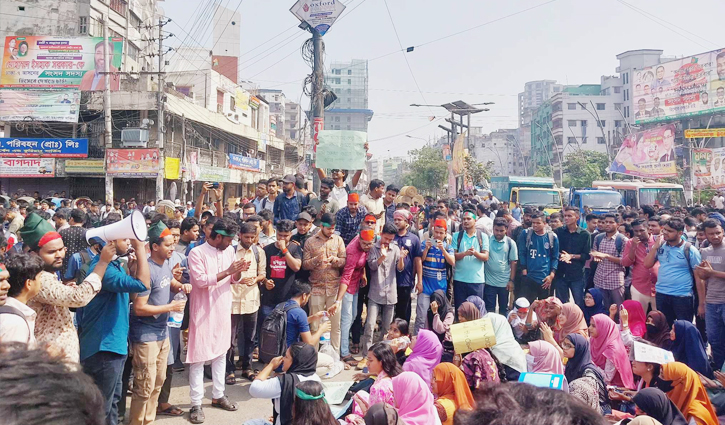 ৩ দফা দাবিতে তাঁতিবাজার অবরোধ জবি শিক্ষার্থীদের