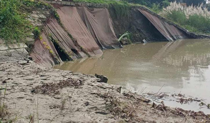 শিবচরে ২৮ কোটি টাকার বেড়িবাঁধে ধস