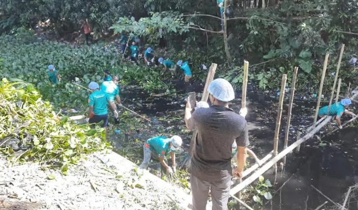 মাদারীপুরে খালের আবর্জনা পরিষ্কার করলেন যুবকরা