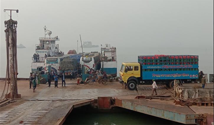 সাড়ে ৬ ঘণ্টা পর পাটুরিয়া-দৌলতদিয়া নৌরুটে ফেরি চলাচল শুরু