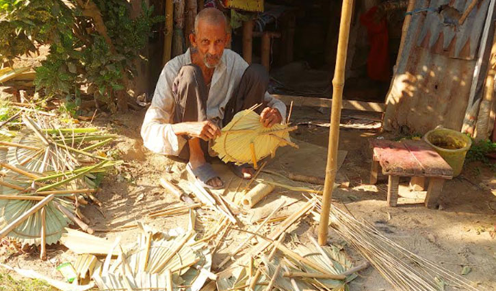 ছেলে থাকে দুবাইয়ে, বাবা থাকেন ঝুপড়ি ঘরে