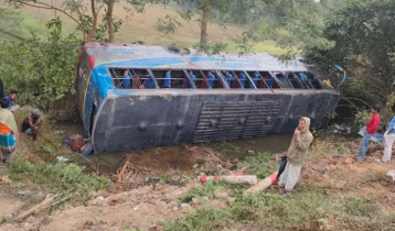 নিয়ন্ত্রণ হারিয়ে বাস খাদে, আহত ২৩