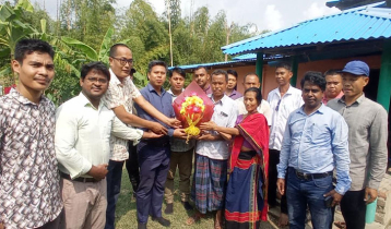 মেয়ের জয়ে ফুলেল শুভেচ্ছায় সিক্ত মনিকার বাবা-মা