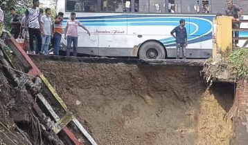 মাগুরায় ধসে পড়েছে সেতুর একাংশ, খুলনা-ঢাকা সড়কে যান চলাচল ব্যাহত