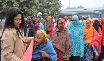 টাঙ্গাইলে ছিন্নমূল মানুষদের কম্বল দিল জেলা প্রশাসন 