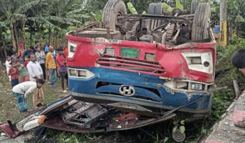 দিনাজপুরে বাস নিয়ন্ত্রণ হারিয়ে খাদে, নিহত ১