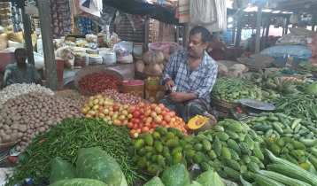 হিলিতে অর্ধেকে নেমেছে সবজির দাম 