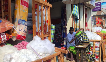 নড়াইলে শীতের আগমনে ব্যস্ত লেপ-তোশকের কারিগররা