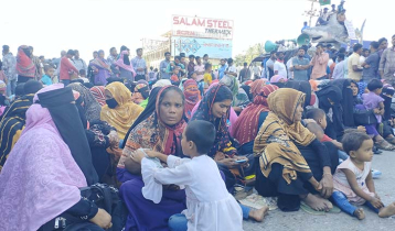 সেন্টমার্টিনে পর্যটন নীতিমালা শিথিলের দাবিতে সড়ক অবরোধ