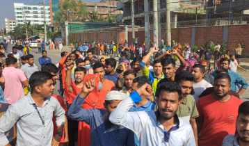 দুই কারখানার শ্রমিকদের বিক্ষোভ, চন্দ্রা-নবীনগর সড়ক অবরোধ