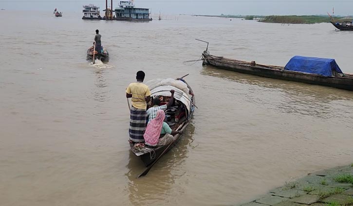 ইলিশ রক্ষায় আজ মধ্যরাত থেকে পদ্মা-মেঘনায় মাছ ধরায় নিষেধাজ্ঞা