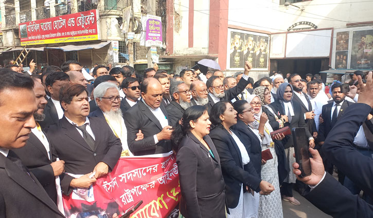 চট্টগ্রামে সহকর্মী নিহত, ঢাকায় আইনজীবীদের বিক্ষোভ