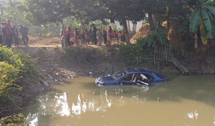 প্রাইভেটকার নিয়ন্ত্রণ হারিয়ে ডোবায়, চালক নিহত