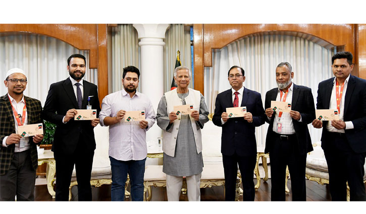 স্মারক ডাকটিকিট অবমুক্ত করলেন প্রধান উপদেষ্টা