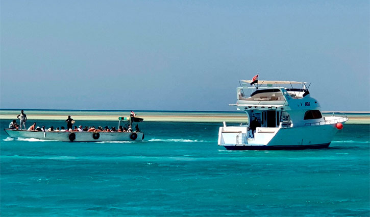 Sixteen missing after Red Sea tourist boat sinks