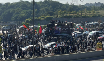 Imran Khan supporters reach near to Pakistan Parliament