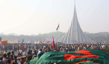 Crowds gather at National Memorial to pay homage to war heroes