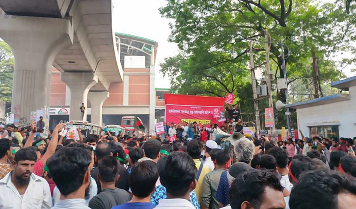 Battery-run rickshaw drivers block Dhaka roads again