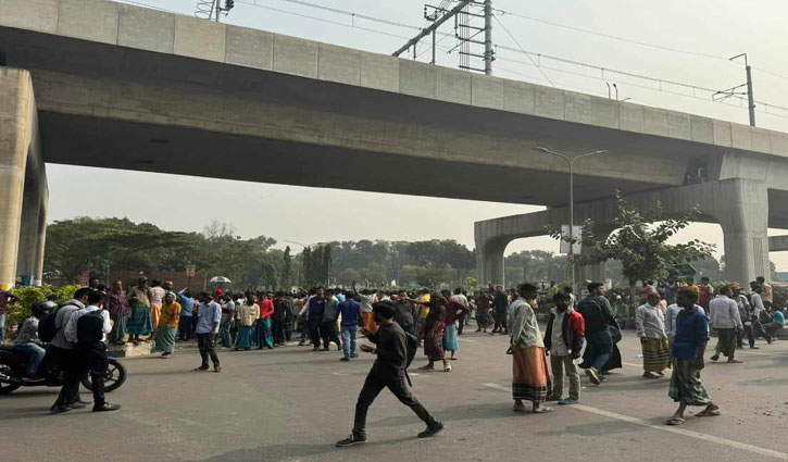 Battery-run rickshaw drivers block roads again in Agargaon