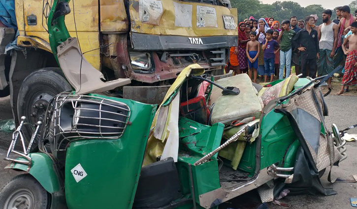 6 dead as truck crashes into auto rickshaw in Narsingdi