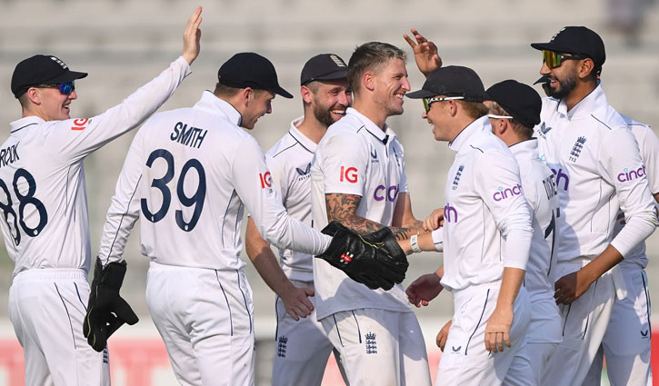 England beat Pakistan by an innings 