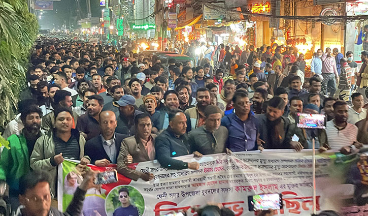 দলীয় নেতাকর্মীদের গ্রেপ্তারের প্রতিবাদে ফেনীতে যুবদলের বিক্ষোভ