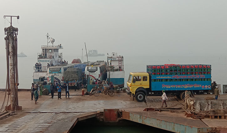 সাড়ে ৬ ঘণ্টা পর চালু পাটুরিয়া-দৌলতদিয়া নৌরুট 