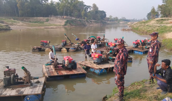 ফেনীতে বালু উত্তোলন বন্ধে টাস্কফোর্সের অভিযান