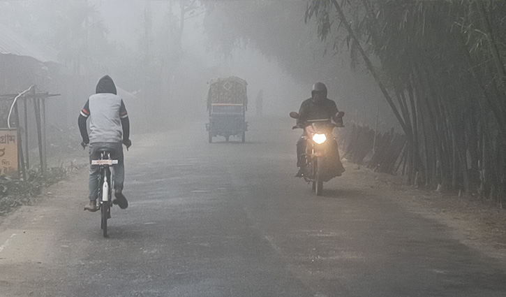 কুয়াশার চাদরে ঢাকা কুড়িগ্রাম, তাপমাত্রা নামল ১৫.৬ ডিগ্রিতে