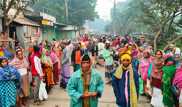 মুন্সীগঞ্জে শ্রম বিক্রির হাটে কাজের সন্ধানে শত শত নারী-পুরুষ