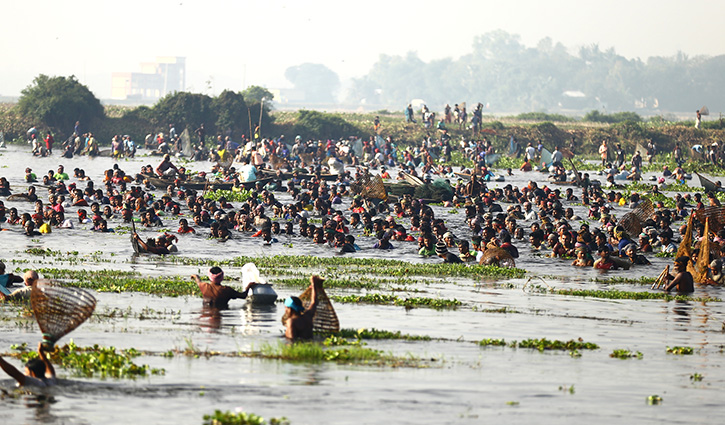 ঐতিহ্যবাহী বাউত উৎসবে মৎস্য শিকারিরা, মাছ না পাওয়ার আক্ষেপ