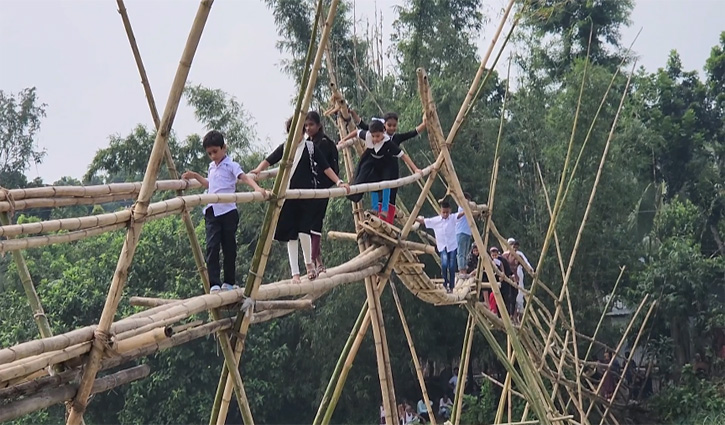 বাঁশের সাঁকোই দুই গ্রামের একমাত্র ভরসা