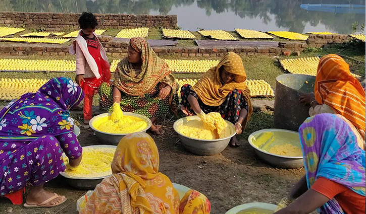 সিরাজগঞ্জে কুমড়া বড়ি তৈরিতে ব্যস্ত নারীরা