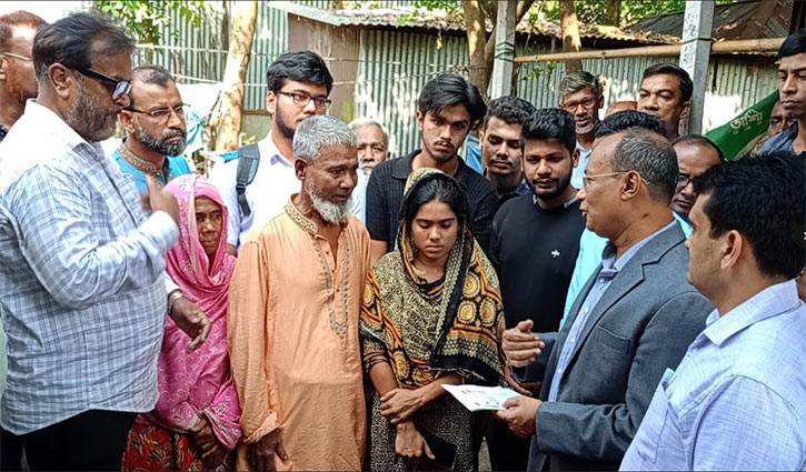 সিরাজগঞ্জে তিন শহিদের পরিবারের সঙ্গে দেখা করলেন জেলা প্রশাসক